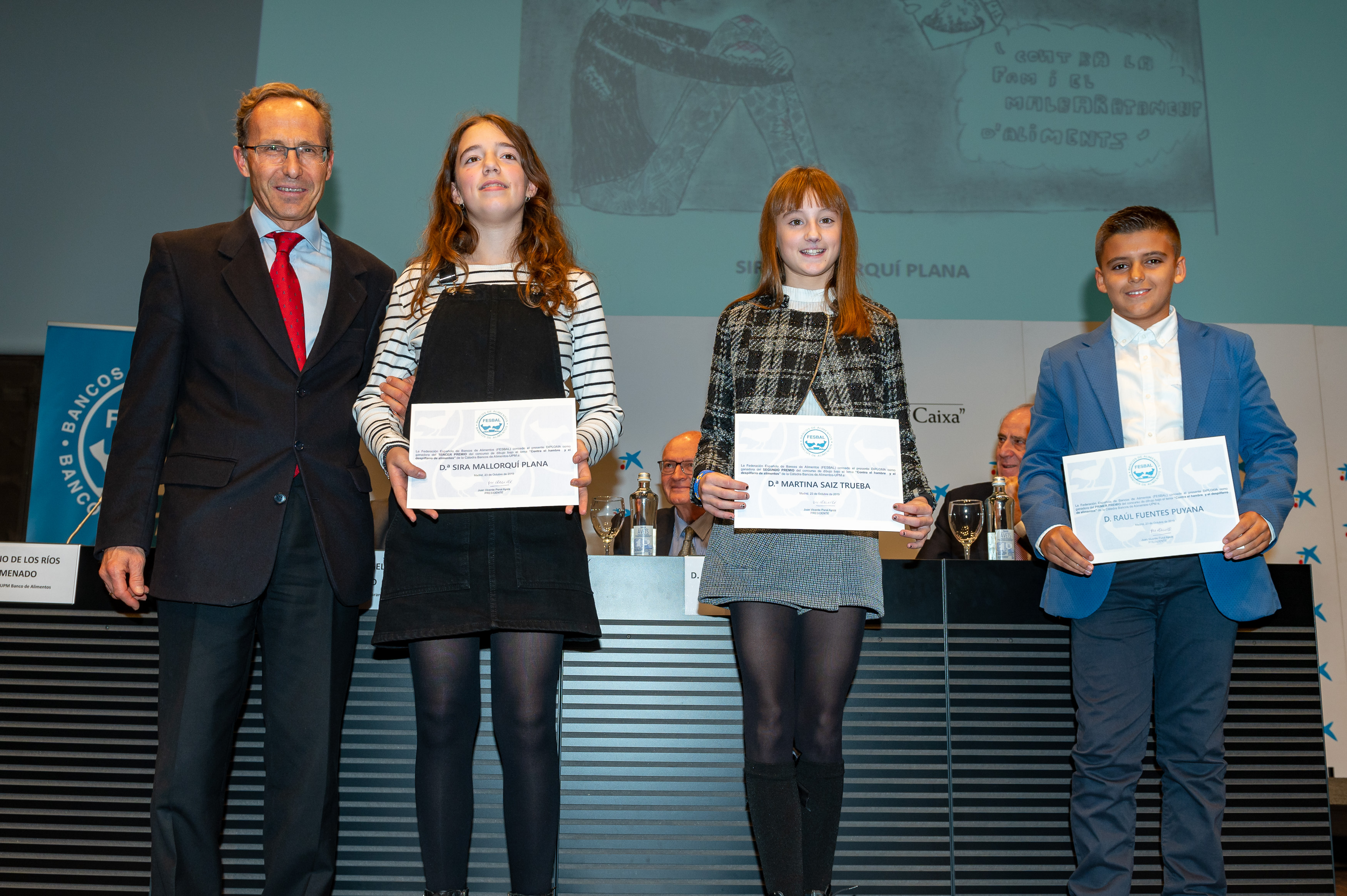 El director de la Cátedra Bancos de Alimentos UPM hace entrega de los premios en el Concurso de Dibujo CBA-FESBAL 2019