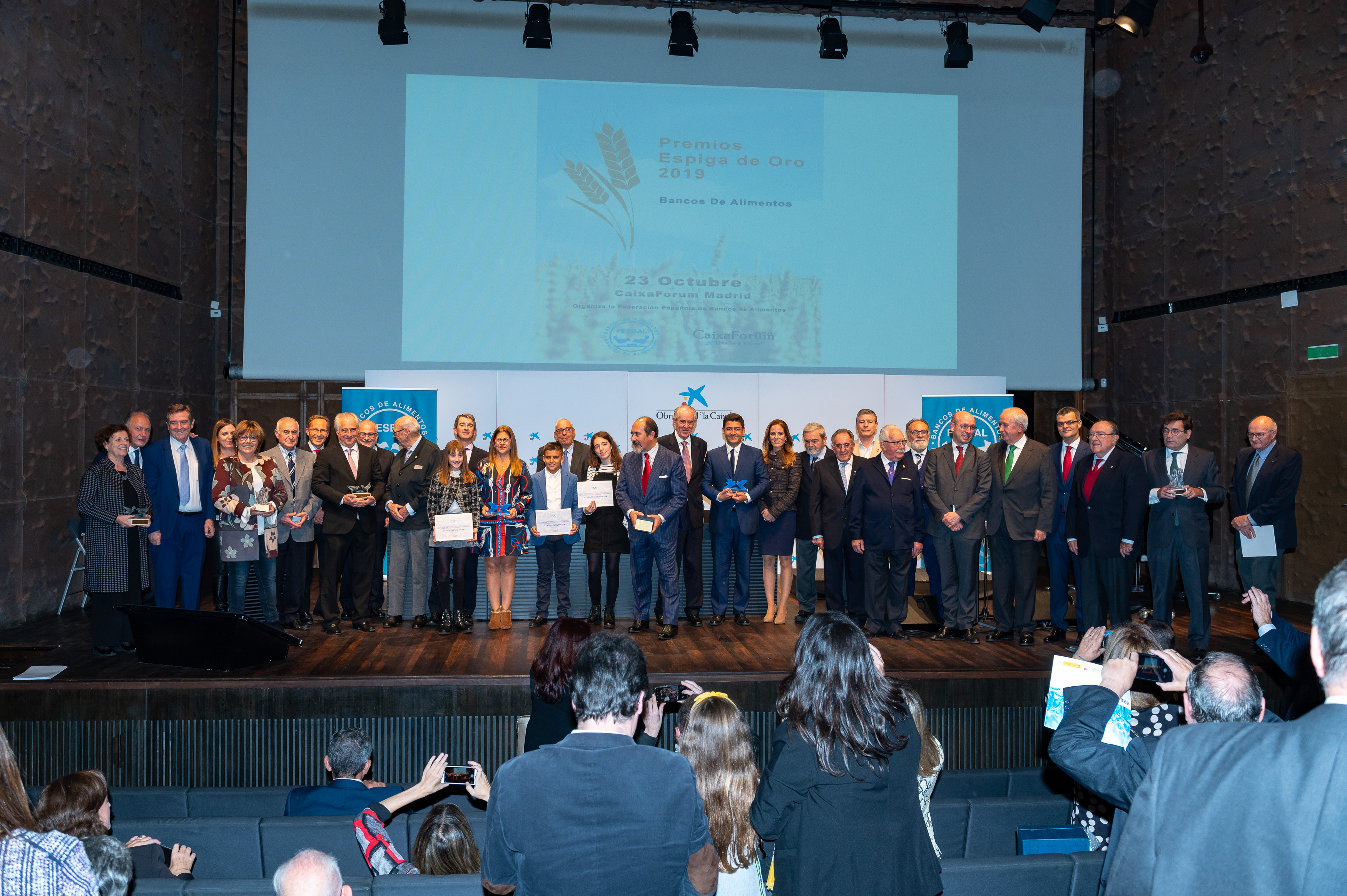 Foto de familia al término del evento con todos los premiados