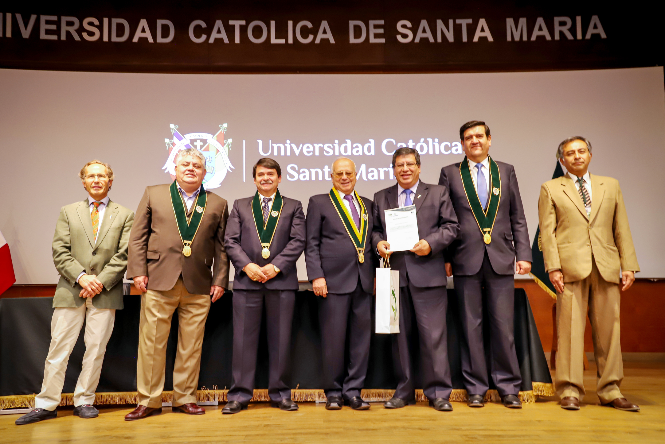 El Dr. Wilfredo Pino Chávez, “número uno de la promoción” junto con las Autoridades Académicas de la UCSM y el Director de GESPLAN 