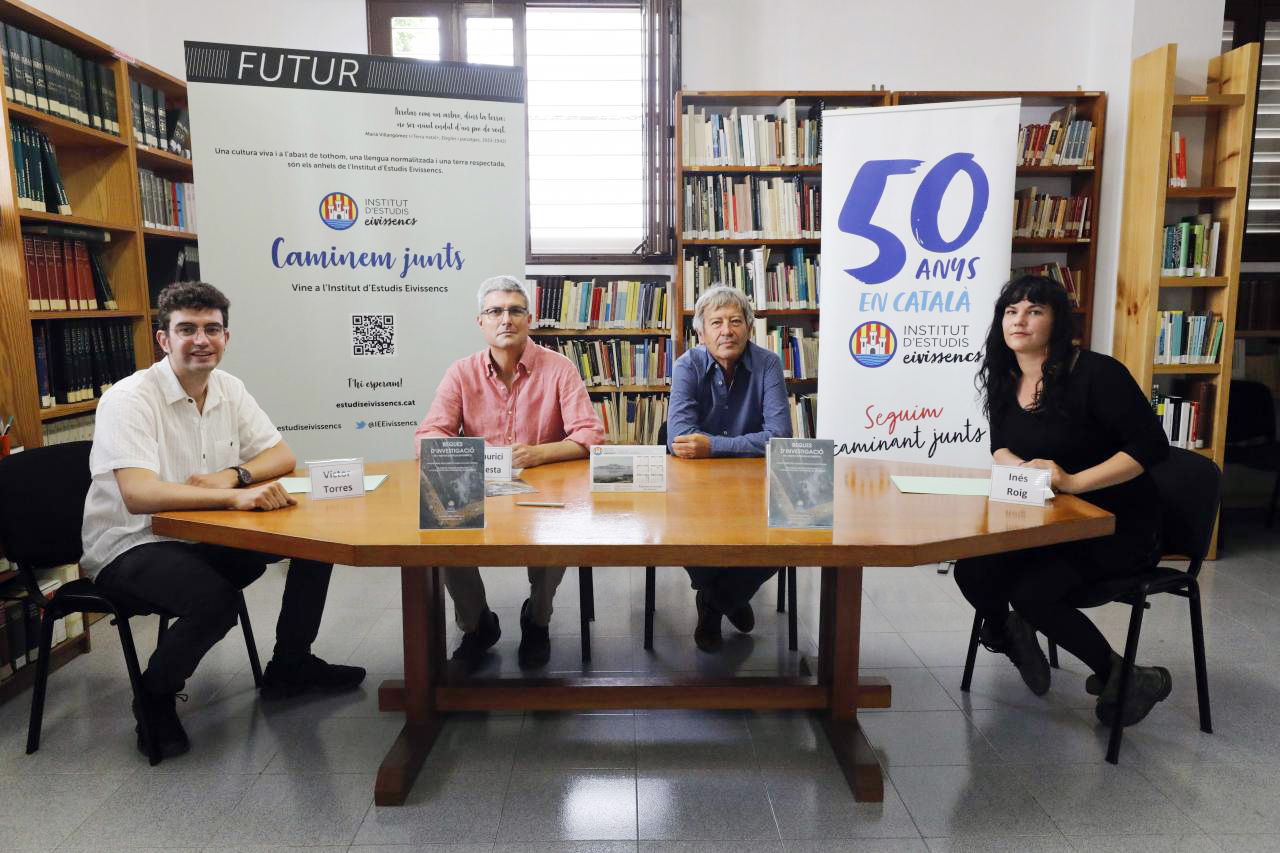Momento de la presentación de las becas de este 2021 en la sede del Institut d’Estudis Eivissencs. A la izqda. Víctor Torres. Momento de la presentación de las becas de este 2021 en la sede del Institut d’Estudis Eivissencs. A la izqda. Víctor Torres.