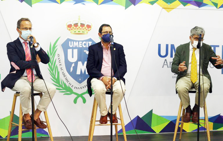 Los doctores Cazorla y De los Ríos junto al rector de la UMECIT