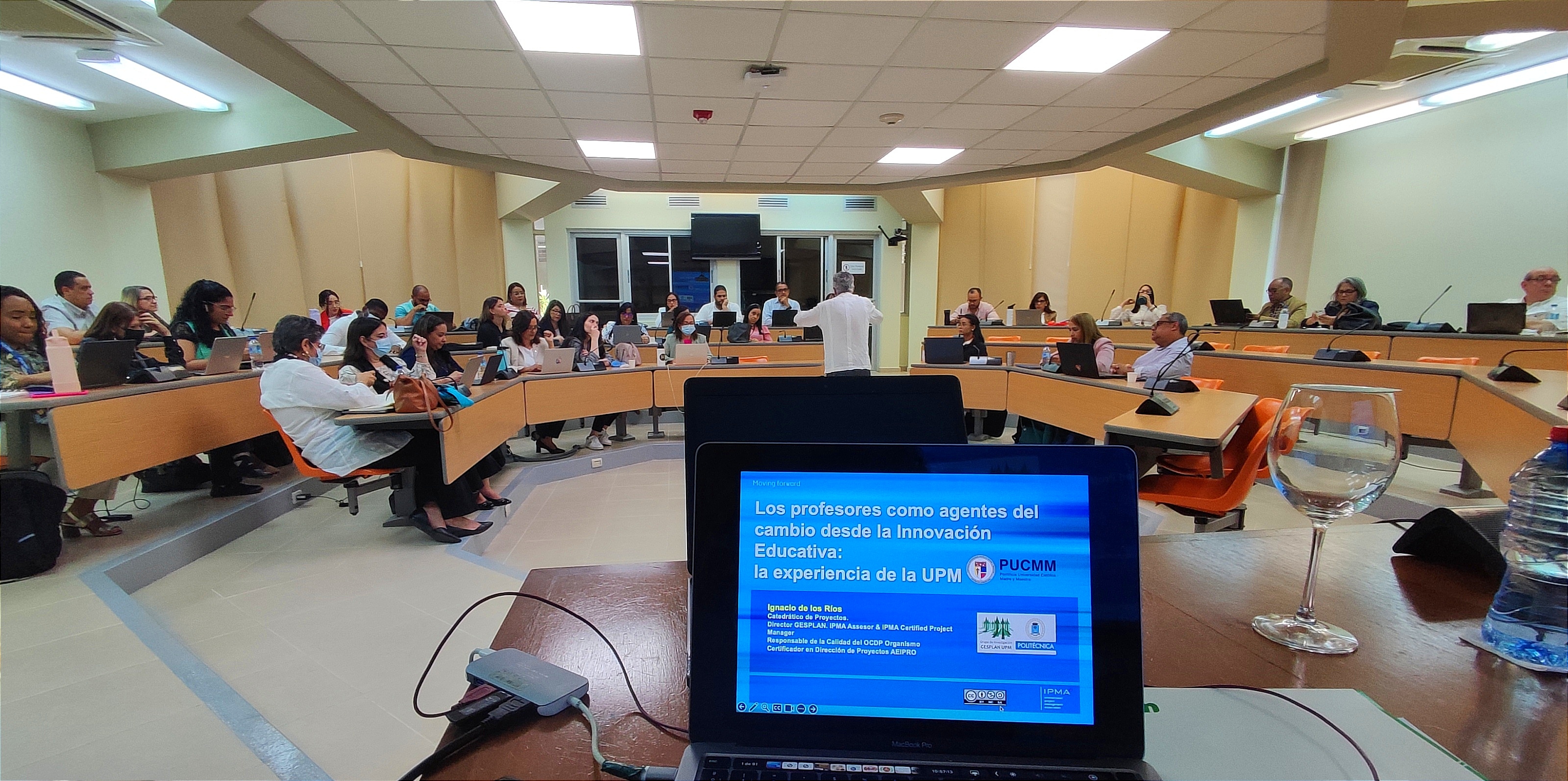 Docentes de la PUCMM en el taller