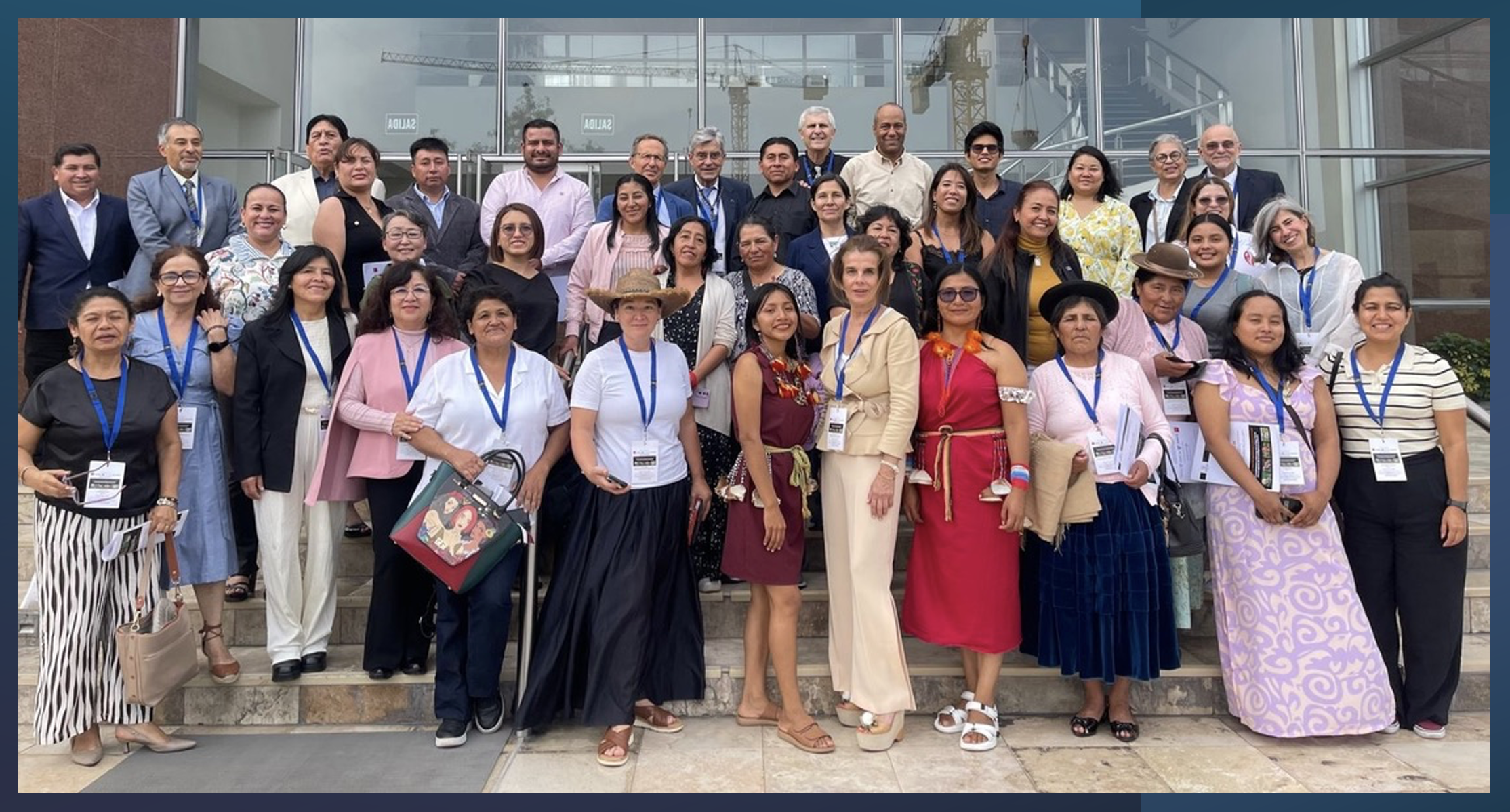 Foto de grupo de miembros de la Metauniversidad, junto con algunas de las mujeres participantes en el programa Mujer Rural'26
